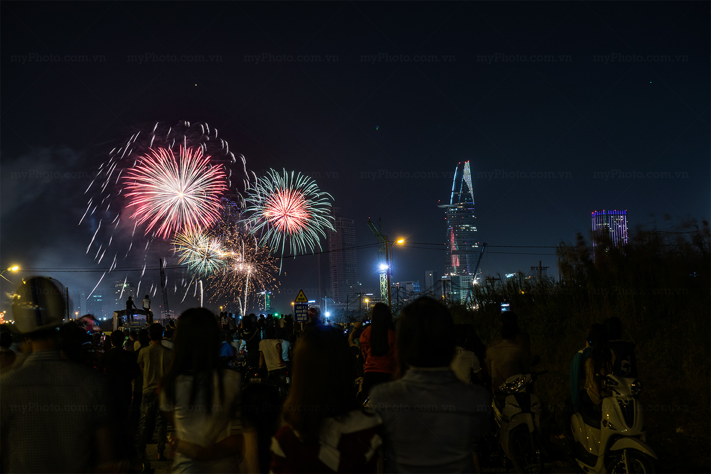 Clip pháo hoa chào đón năm mới bên sông Sài Gòn nhìn về Tp. HCM